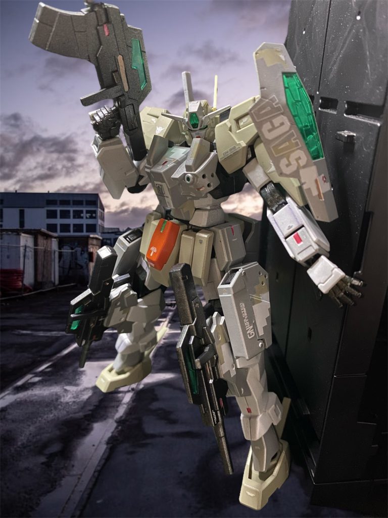 秋の始めのアイラ島は、段々と木々も色付き始め、どこか寂しげだ。生まれ故郷からは近くであるためライルも幾度か訪れたことのある場所だった。「目標の工業プラントを確認。おぉ〜しハロ、ミッション開始だ。とっとと片付けて祝杯をあげようぜ🥃 ロックオン・ストラトス 乱れ射つぜ!」GN粒子による撹乱でプラント内にはあっさりと潜入に成功する。工場と言っても、敷地内に研究施設から労働者のための生活設備まで一通りのものが揃う、一種の工業都市の様相を呈していた。