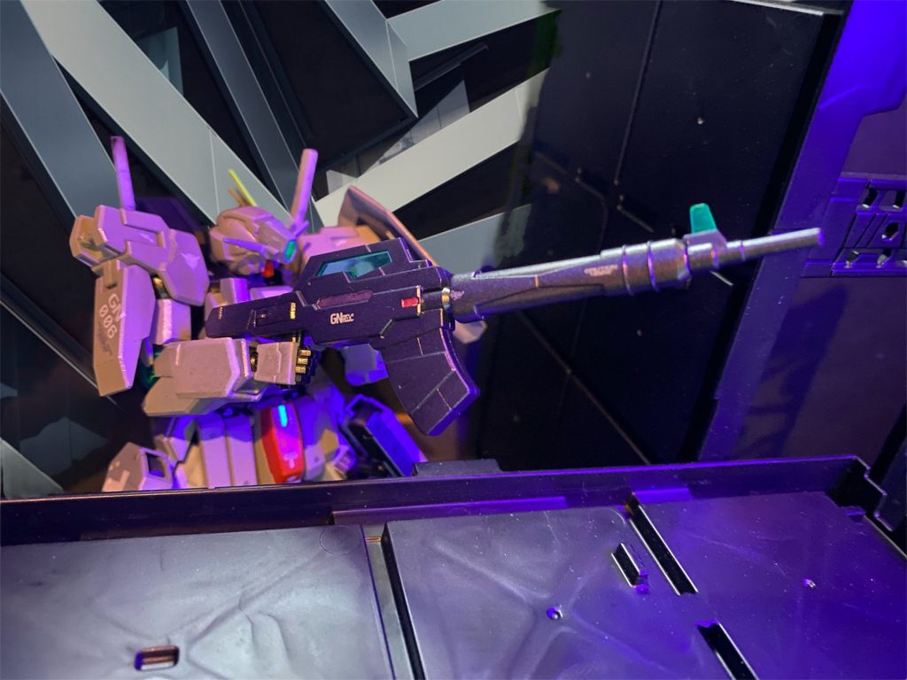 「あんたは忠実に依頼を遂行しているだけかも知れないが、それは世界に戦争を、無差別テロをばら撒く行為だ。悪いが排除させてもらうぜ!」GNピストルⅡで攻撃を受け流すと、デュナメスサーガは死角になっているビルの影から、一機、また一機と確実に敵機を減らしていくが、レイモンドのACTVジンクスだけは、正確にこちらの射線を読んで姿を決して晒さなかった。