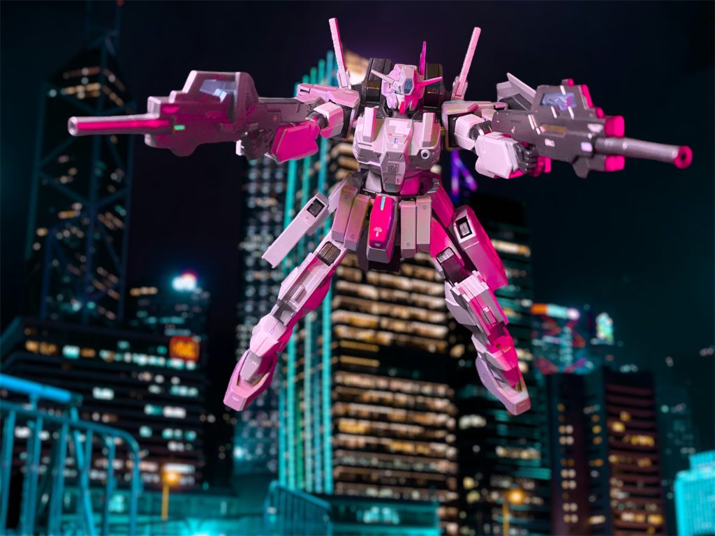 トランザム状態は写真加工で再現しています。今回のストーリーも、前回と同じく2ndシーズン後、劇場版前という時代設定で書きました。1stシーズンでの初代ロックオン・ニールの散り際のセリフは、自分を倒した敵じゃなく、無関心でいる世界へ、視聴者への問いかけに聞こえて、胸を撃ち抜かれた気持ちは今でも忘れられません。(地球を指で撃ち抜くシーン👈)劇中で2人が同時に並び立つ事は無かったけれども、ロックオン・ストラトスとしての想いは受け継がれてゆくという気持ちで書き上げました。00ファンがニヤリとするワードもところどころに散りばめたので、探して頂ければ幸いです!ありがとう御座いました!