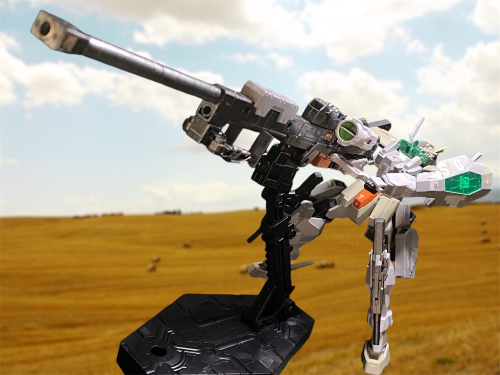 「超長距離精密射撃支援プログラムN.E.I.L (Necessary Exact Intelligence for Lock on Stratos/ for Lyle)起動トランザム粒子残量 ワンショット可能ロックオン ロックオン 一発デキメロラストシューティング」 「あぁ、兄さん。狙い射つぜ!!成層圏の果てまで!!!」ロックオン・ストラトスの引金から放たれた高濃度圧縮されたGN粒子の光の筋は、衛星軌道まで逃れんとするHLVを確かに捉えて、撃墜した。 「ん?プログラムにメッセージファイルが一件?」『 よぉ、久しぶりだな。この手紙をお前が読んでいるってことは、もう俺はこの世には居ないだろう。それどころか戦争根絶も果たせず、お前をガンダムに乗せてしまったんだから、兄貴としてはもう面目も何も無い。テロにより目の前で家族を殺された俺はソレスタルビーイングで戦う決意をした。自分が戦えば、お前だけでも戦争の無い世界で、少しでも悲しい事から遠ざけてやれると思っていた。でもそれは、間違いだったのかも知れない。世界中の人が憎しみ合って、殺し合いをしている訳じゃない。平和に生きて居る人間が大半だ。だが、戦争は無くならない。その無知と無関心が戦争を求める者に、憎しみ合う心に居場所を与えるからだ。俺は殺し合いをやっている連中も勿論そうだが、自分たちの地球の現実を知ろうともしない人々にも嫌気がさしていた。満足かよ、こんな世界でってね。いいかライル、問いかけ続けろ。たとえ戦いの中の日々にいたとしても、平穏な日常を過ごしていたとしても。世界に、自分自身に。血の通わないゼンマイの心臓のブリキの兵隊になるな。こんな物しか遺してやれないが、情け無い兄貴だと笑ってくれ。最愛の弟 ライルへ 』 瓦解した機体の破片は大気圏へと再突入し燃え尽きたあと、島には静かに白雪のような灰が降ってきたが、ライルはその光景を見ることはなかっただろう。彼はスコープを覗き込むことが出来ないほどの大粒の涙でその頬を静かに濡らしていたのだ。 ガンダム00 extra episode             兄の遺してくれたもの