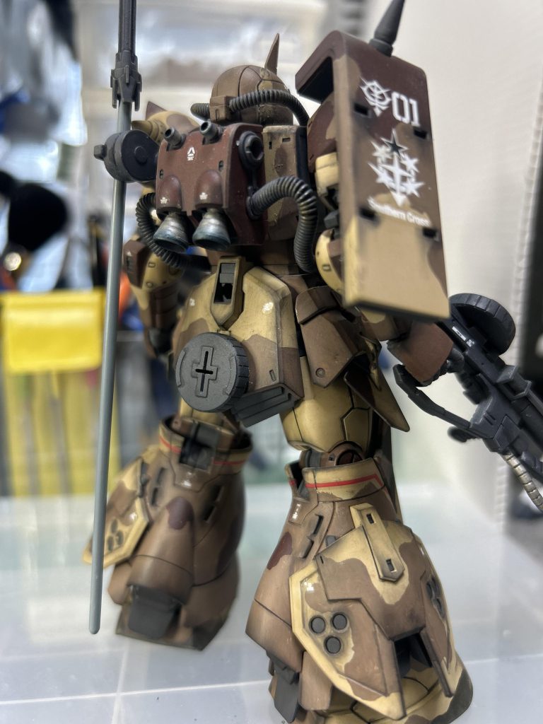 背面を見ると動力パイプが違うのがわかりやすい。(zaku-kao5)