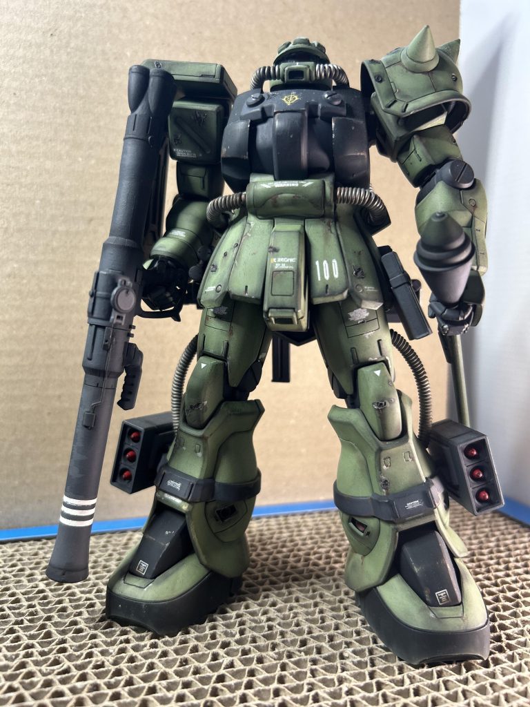 製作するにあたり、個人的には戦車感と旧ドイツ軍のイメージです。バズーカには伝統の撃墜ライン。3本ということは3機撃墜ということですな。左手にパンツアー。足にはミサイルポッド。塗装は黒サフをしてから塗装しています。錆は少なめ。爆炎とススでの汚しイメージです。