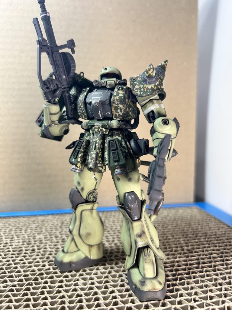 上半身のみ迷彩。これは針葉樹の山岳エリアなの足の迷彩は「はしょられてしまった」という設定。間接コイルも不成形地での運用を視野にロック機構を強化。腰部バインダーにはジャンプ用バーニアを装備。前後にあるよ。サイドバインダーにはマイン(地雷)を装備。