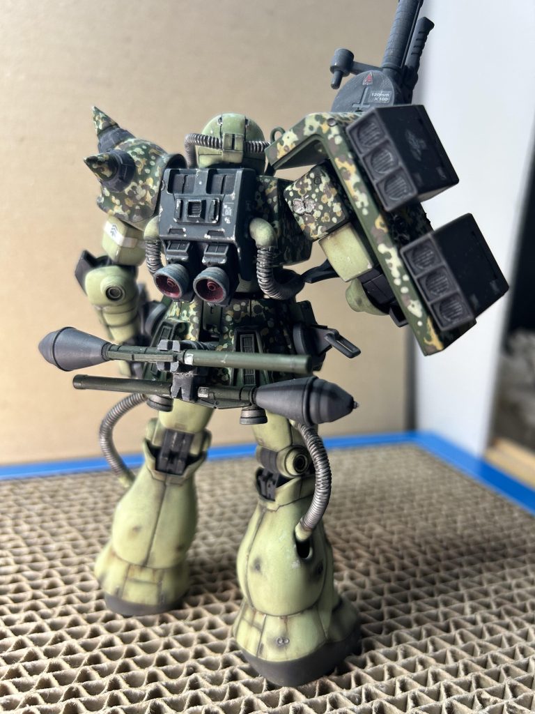 背面だけど、ジャンプ用にランドセルのバーニアも強化型。拠点攻撃用にパンツアーを装備。シールドにミサイルポットを装備。足に付いてると木々や障害物で撃てない。山岳地帯だもんねー。 マグネット仕込んでるからミサイルポットは外せるよ(zaku-kao5)