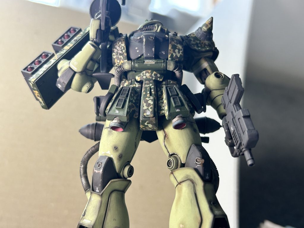 このアングルだと腰部バーニアが確認しやすい。シールドに付けたミサイルポッドもよく見える。(zaku-kao5)