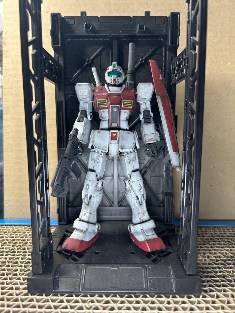 素体の色が気に入らないので、基本色の白、赤部分は変更です。首、肩、足首には動力チューブを追加で。、