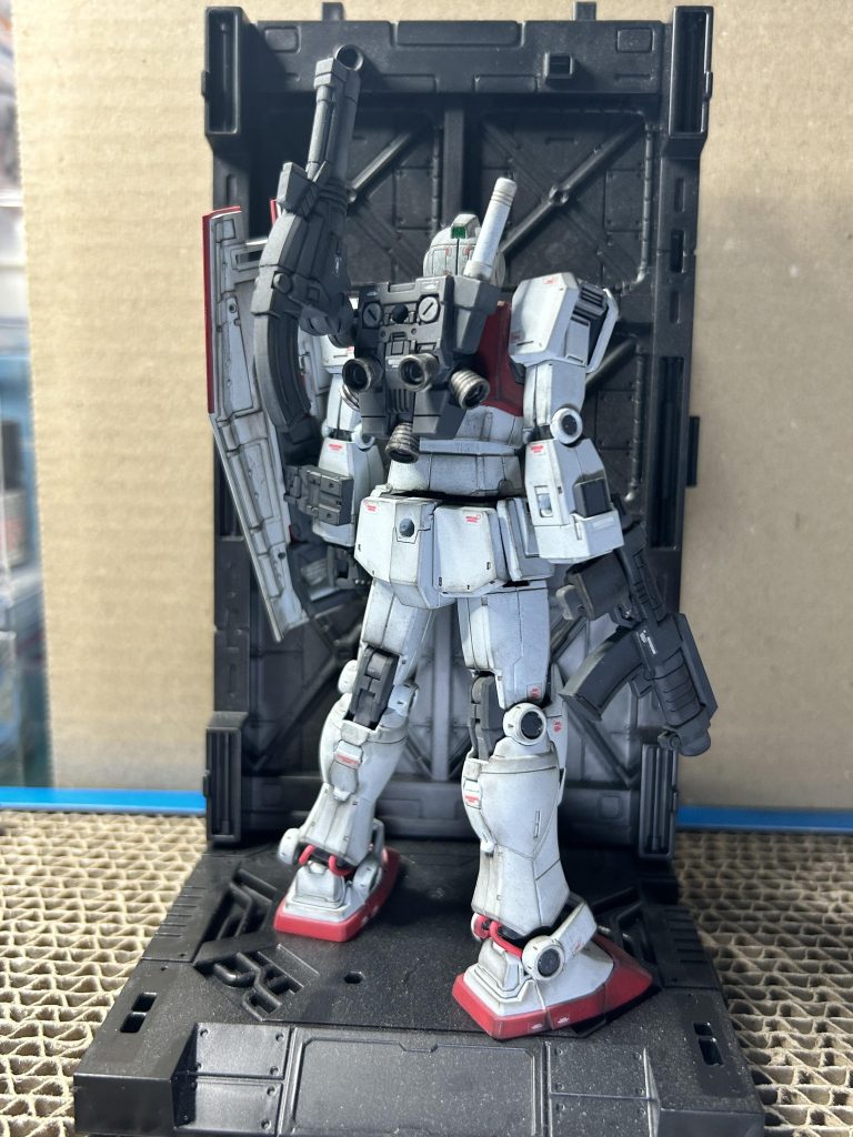 ノーマル色だと水色っぽくてねー。なので変更。背面からだと足首の動力チューブ見えますね。