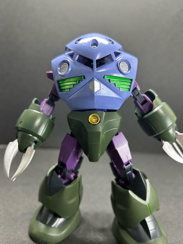 メインカメラはコアガンダムをそのまま使用するので、よく見ると中からツインカメラが覗いて見える。