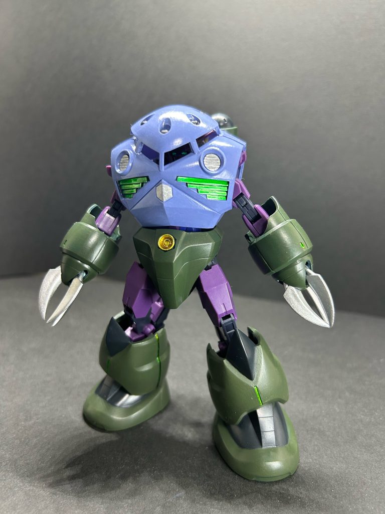 被せてみると手足の長さがピッタリすぎて、ただ中をくり抜いて被せただけ。