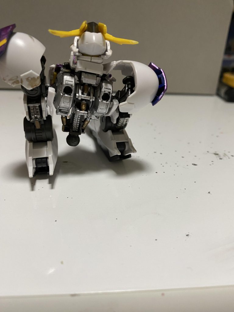 後ろのボディも塗装しました。筆塗りは銀、金色はガンダムマーカーを使用 