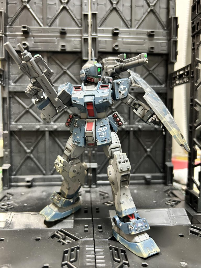 中距離支援や地対空支援仕様は目視追尾のキャノン装備。腰にはミサイルポッド装備です。(gundam-kao6)