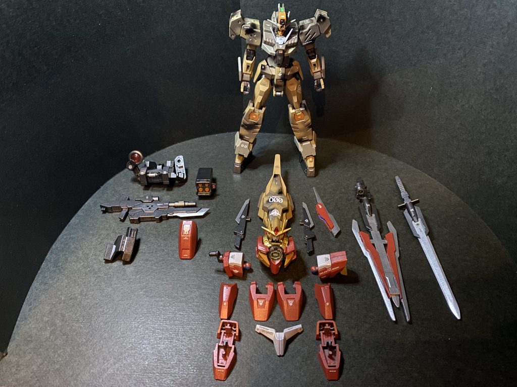 こんにちは!先週、ワクワクして出かけたのに復讐の鎮魂歌とムラサメ改すべて抽選にハズレて手ぶらで帰ってきたモーリースです😭何個か連続で当たってた人も居る中、来店して30分くらい抽選に並んでたのに一つも買えない人も相当数居る状況ってどうなんだろ🤔と、モヤりつつも、そのモヤモヤを制作への原動力として一気に塗装して仕上げました!笑9月から構想して続けて制作してきた00三部作の〆、ダブルオーコマンドクアンタデザートタイプです。他のビルド系キットと同様、今年発売のこのキットも元キット、00クアンタのパーツが大量に余るのですが、付属しないランナーもあるので、10月からの値上げ前の駆け込みで人生2度目のパーツ通販を利用して足りないパーツを購入。オリジナルのプロトタイプクアンタとのコンパチ仕様で制作しました。