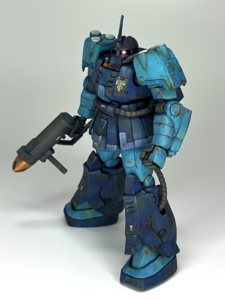 下地に面ごとに明暗を強調するように色々な色を塗って、機体色を上塗りしています。モノアイは光って見える雰囲気に塗装しました✨