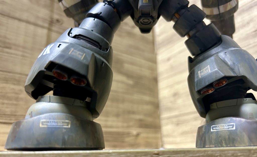 足にはキュベレイの足先をカバーにスラスター追加してます。一応型落ちをカバーするために高機動化したということで。