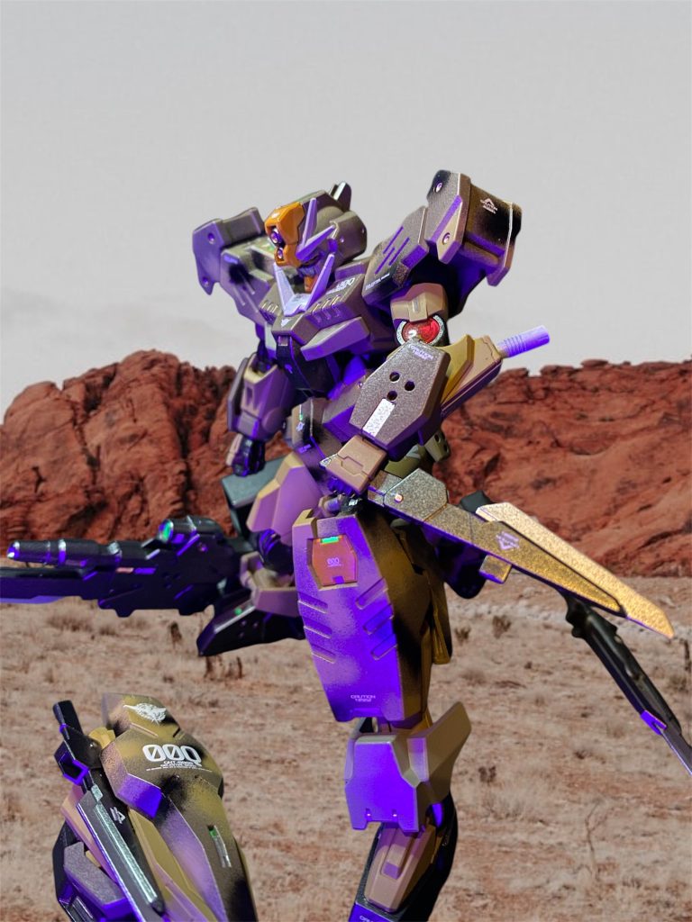 だが敵の数はかなり多い様だ、他勢に無勢とはよく言うものの、数の暴力で押し切ろうという考えはまさにAI的か。本来ならば無尽蔵のエネルギーを誇る太陽炉搭載機だが、粒子貯蔵タンク装備ではそのパワーにも限りがある。レナート小隊はジリ貧の終わりなき持久戦を強いられていた。「超難易度ミッションって言っても、こりゃいつまで敵さん湧き出てくるんだ⁉︎」「防衛ミッションって言っても、時間も決められてないんじゃ、、、俺たちをワザと勝たせなようにする委員会の策略とか、、無いよね?兄さん⁉︎」弱音を吐き出した弟たちを後ろに、マリオも最前線で踏ん張り続けるが、そのGN粒子残量は間もなく尽きようとしていた。 「勝つ事だけを考えてやってきた。勝利こそすべて。そのためには、機体も、ガンプラを楽しむ気持ちも、何もかもかなぐり捨ててな。だけど、知らず知らずのうちに気付かされてきたのかも知れないな、本当は俺だって、俺たちだって誰にも負けないくらい“ガンダム”が好きだって想いをな!!GNドライブに火を入れる!この状況じゃ、もうコレしか勝ち目は無ぇ!まさか、俺がこのセリフを言う時が来るとは思わなかったがな、、、目覚めてくれダブルオー、此処にはセリオとフリオと、、、俺がいるっっっ!!!」