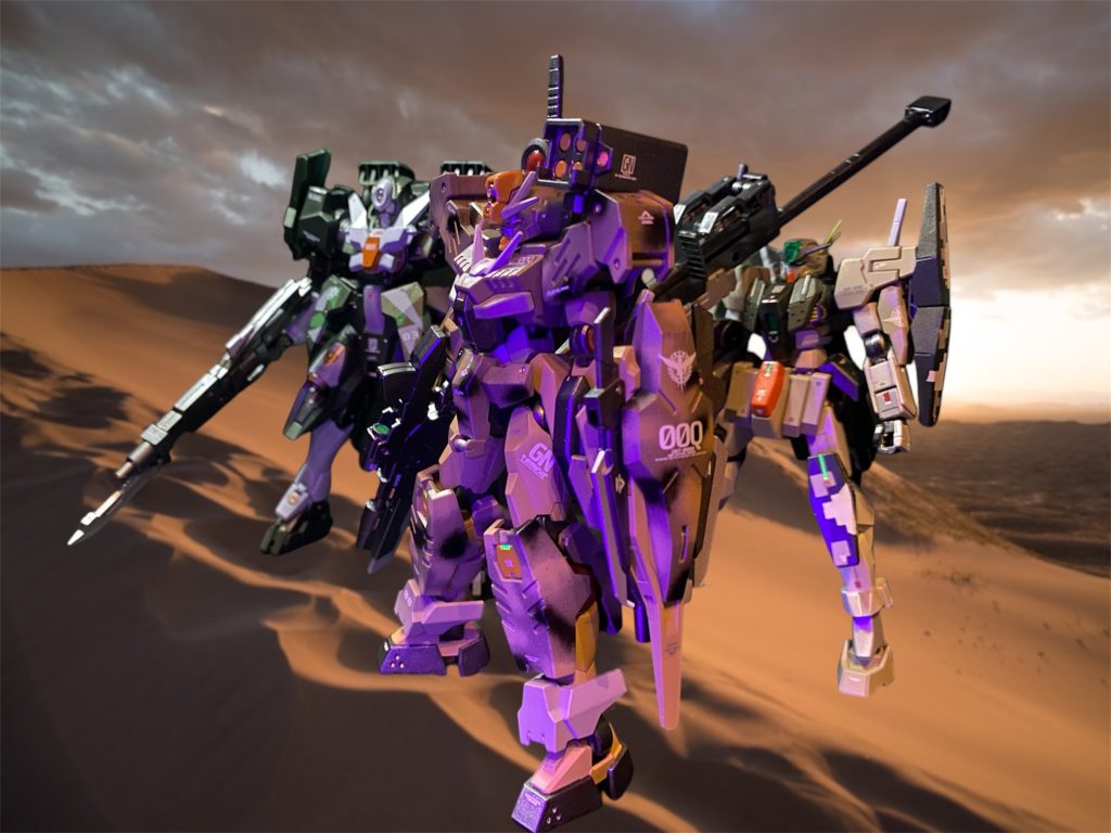 コクピットに通信が入る。NPCアバターとして登場するイアン・ヴァスティからだ。「この基地がアロウズ残党に発見された!防衛に回れる戦力はお前さんの小隊だけしかない。クアンタはまだ太陽炉直結機構の試験中だが、粒子貯蔵タンクを装備しての出撃は可能だ。GN粒子残量には常に気をつけるんだ。たのむ、クアンタを守ってくれよ!」「あーあー、折角楽に優勝出来ると思ったのになぁ。」今大会では、まだ骨のあるファイターと当たっていない次男のフリオは少し飽きてきたような口ぶりである。「有名人に会えるって言うから世界大会まで来たのに、メイジンカワグチも、ネメシスも、みーんな個人戦部門だ〜。新種目はまだ全然人気ないじゃないか〜。」かと思えば、『レジェンドたちに会えるぞ』とそそのかされて初めて世界大会に連れて来られた三男のセリオはガッカリしている様だ。長男マリオは、そんな弟二人を上手く手懐けて今日も戦場に引っ張ってゆく。まさに兄貴分、隊長の器だろう。「ぼやくな、フリオ、セリオ。委員会にぁ、俺たちを素直にチャンピオンにしたくないお偉いさんも居るみたいだが、おかげでまだ大好きな“俺たちの戦争”をしていられる。シン・レナート小隊、出るぞ!」AIビルドファイターズを相手にしたシュミレーションバトルはチュートリアルやイベントバトル等すでに広く利用されているが、一般に公開されているものでは最高難易度はSSSまでだ。今回のミッションはそれを更に上回る究極難易度SSSS、前人未到の難関に挑戦したくないビルドファイターなど居ないだろう。