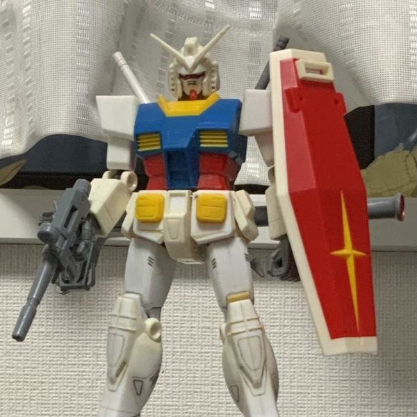 新生/RX-78 ガンダム のプロポーション変更長い顔をカット接着、カメラアイの新造顎削りで再接着。サーベル一本無くしてちょっとショック（1枚目）