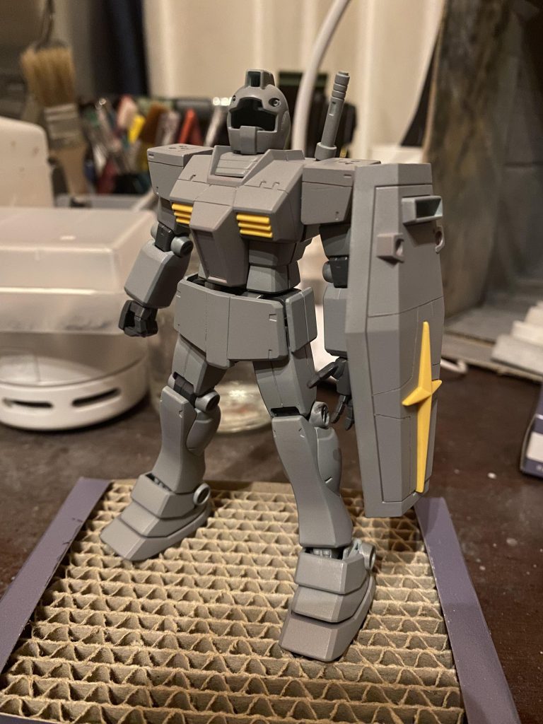 普段は、ものぐさモデラーなんで、ぱち組みをバラして塗装に入ったら、塗装完了まで組み直さない派なんですが、今回はパーツも少ないし、日程に余裕もあるし、一回やってみたかった「サフ萌え〜🍀」てやつを体感☺️w苦手だった合わせ目消し、スジボリも何とか自分で納得いくレベルくらいにまではなってきました。にしてもこのジムはもともとカトキさん監修だけあって、そのままでもカトキ立ちがめっちゃカッコよくハマる〜。