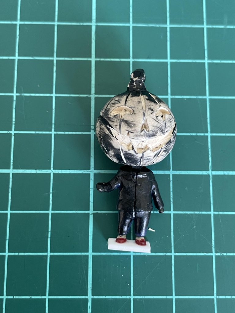 ここから、、1時間で塗装、下塗り合わせて仕上げるという、、適当仕様 顔の掘り出しはクラフトカッターオンリーで、、笑