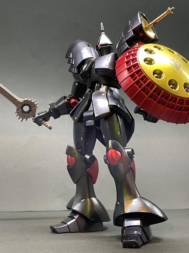 ショルダーパーツはそのままだと取り付けできませんので、ギャンの肩に3ミリ穴を空けて、ランナーを利用して取り付けました。渋味はマスキングテープで調整してあります。簡単な加工ですが中々ハマってます😆