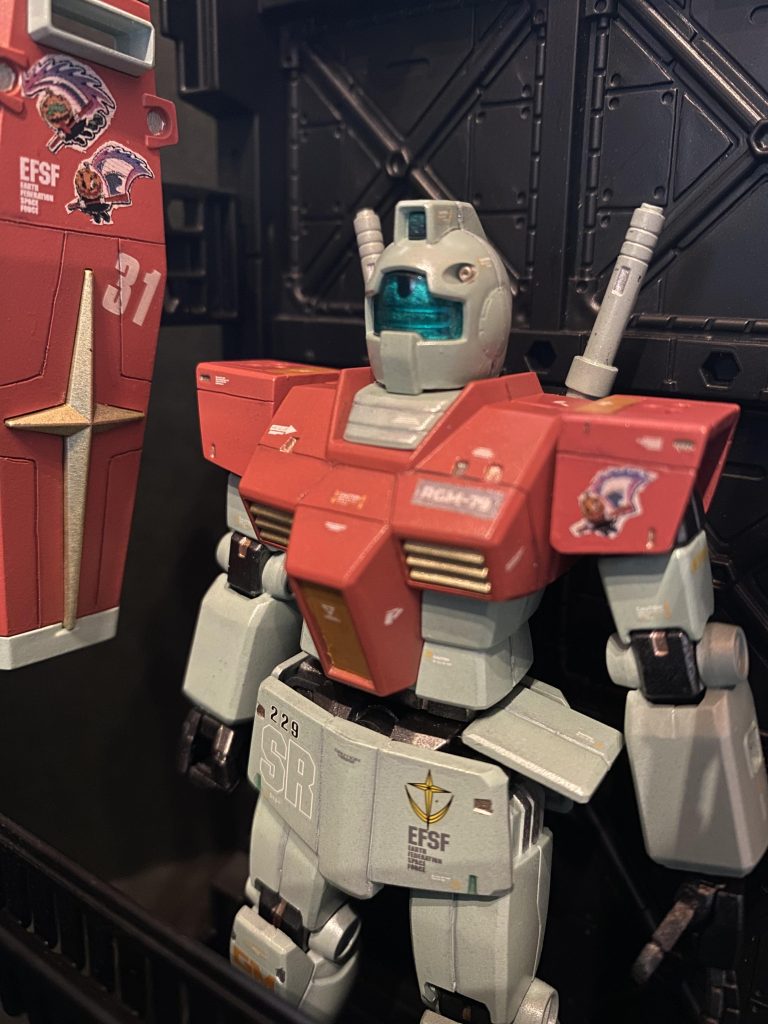 「まぁ、まぁ少尉殿。我が隊の機体自体は確保出来ているんですし、それにほら、今日の任務は前線からは離れた後方の移民船団の護衛です。敵MSとは恐らくやり合わなくていい。自分のGMの装備も同じく届いちゃいませんが、通常の装備で楽勝でしょう!」