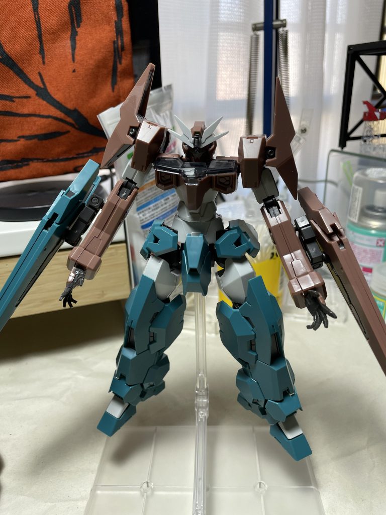 ウルの下半身とソーンの上半身をランナー支柱で繋げて、本体かできました😁手長なので、ウルの脚のつけ根で4ミリ延長してバランス調整しました。