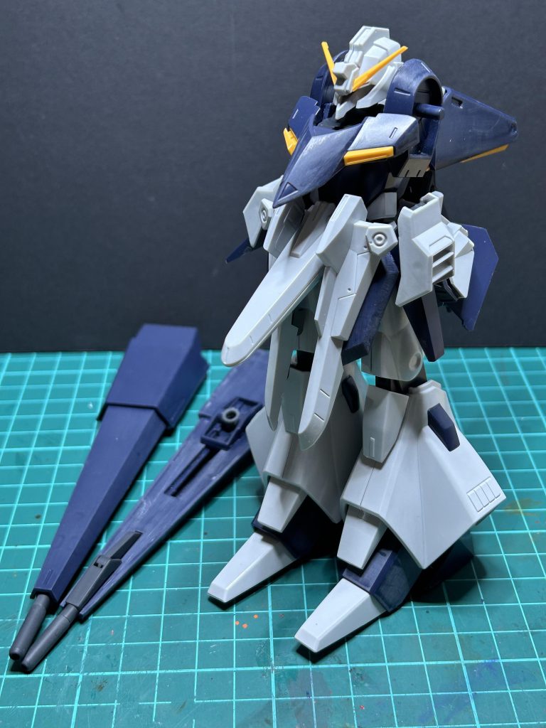 腕と肩にボリュームを持たせたい！！と言う事で、ジャンクパーツ屋さんで見つけて来たMGのシナンジュの腕部品と、師匠のジャンクBOXからハルートのキャノンと、スーパーガンダムのロングライフルを見つけ、これでビッグでゴージャスなギャプランになるかも！？と、思いついたのですが、加工が出来ないわたし🥲