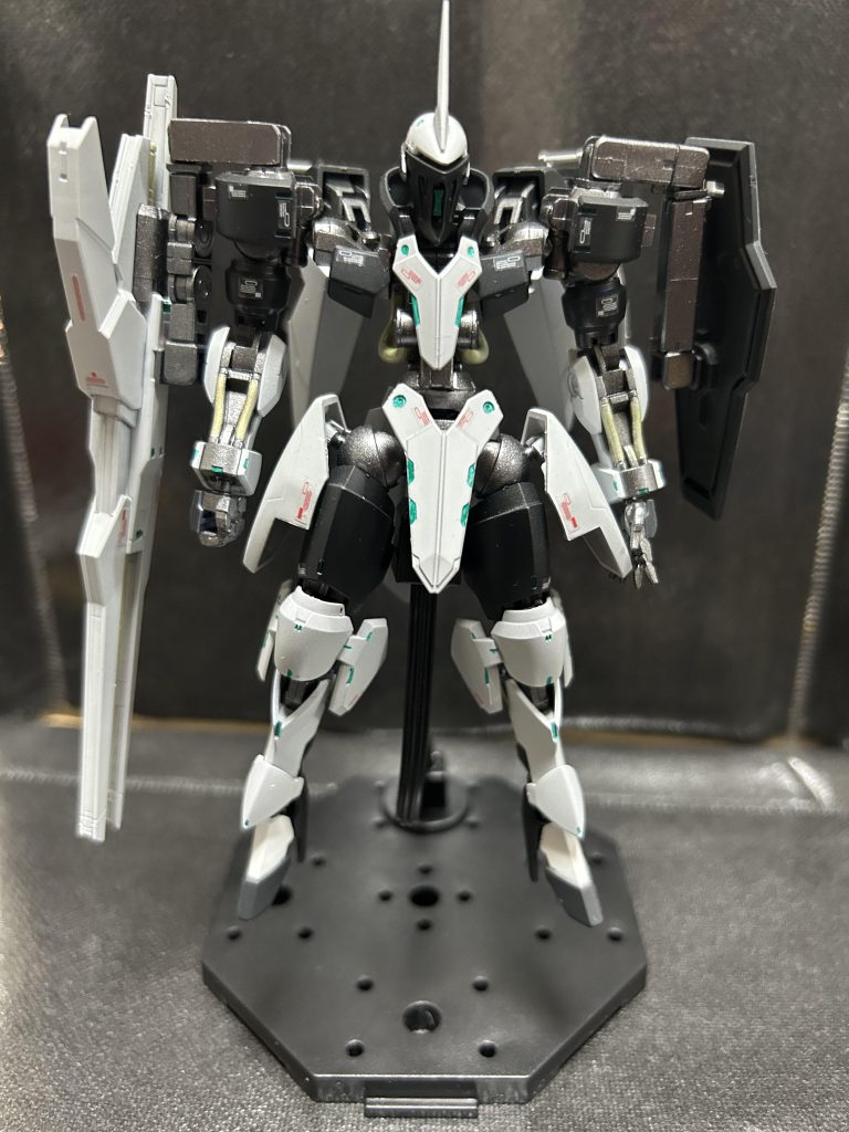 全体はグリムゲルデ 。肩はゲイレールで腰部は144分の1トールギスです。シールドはOガンダム、右肩の大型武器はダブルオースカイの物で、ダインスレイブという設定です。接続のアームはパワードアームアームズとプラ板です。