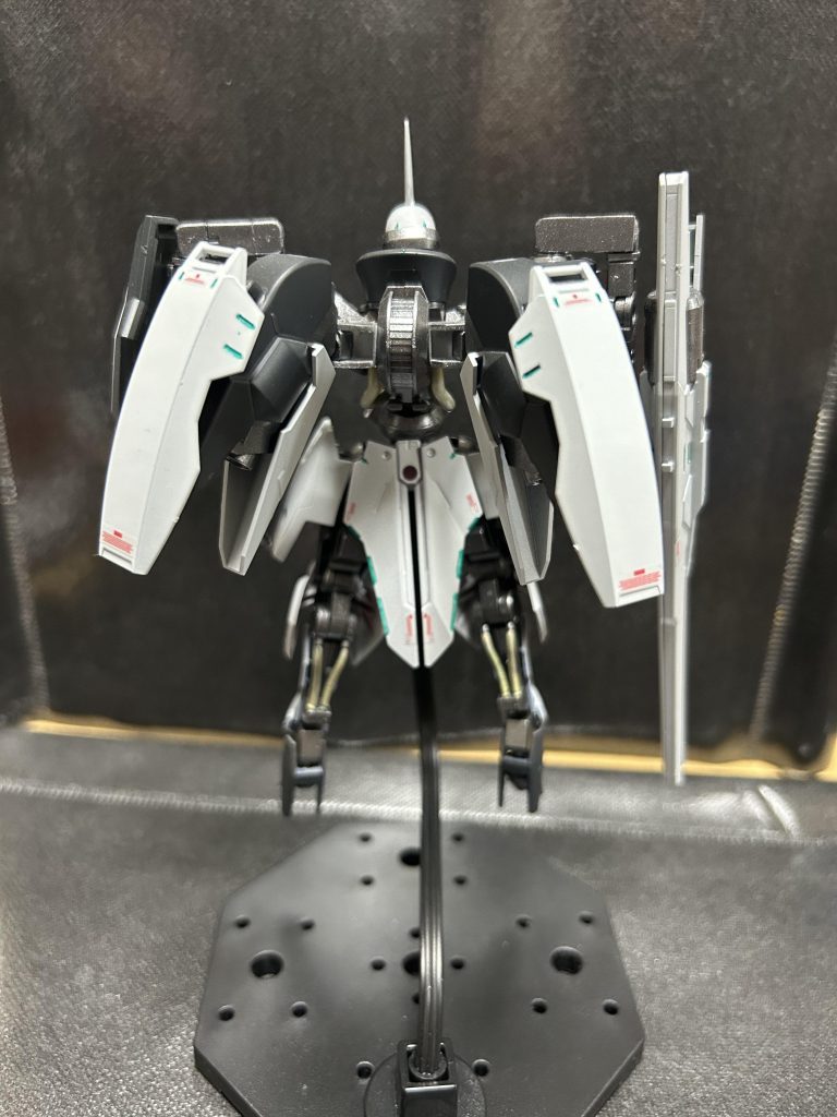 バックパックは接続基部をプラ板で作り、漏洩の物にグレイズリッターの肩装甲をつけました。