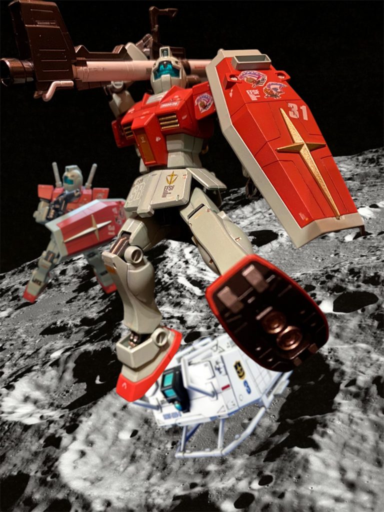 「あ、あぁ、そうだったな!アダム曹長!こ、こんな事は、まぁ、よくある事だ。我々よりも前線の兵たちの為に使える装備はじゃんじゃん回してやってくれ!ハハハハハ」