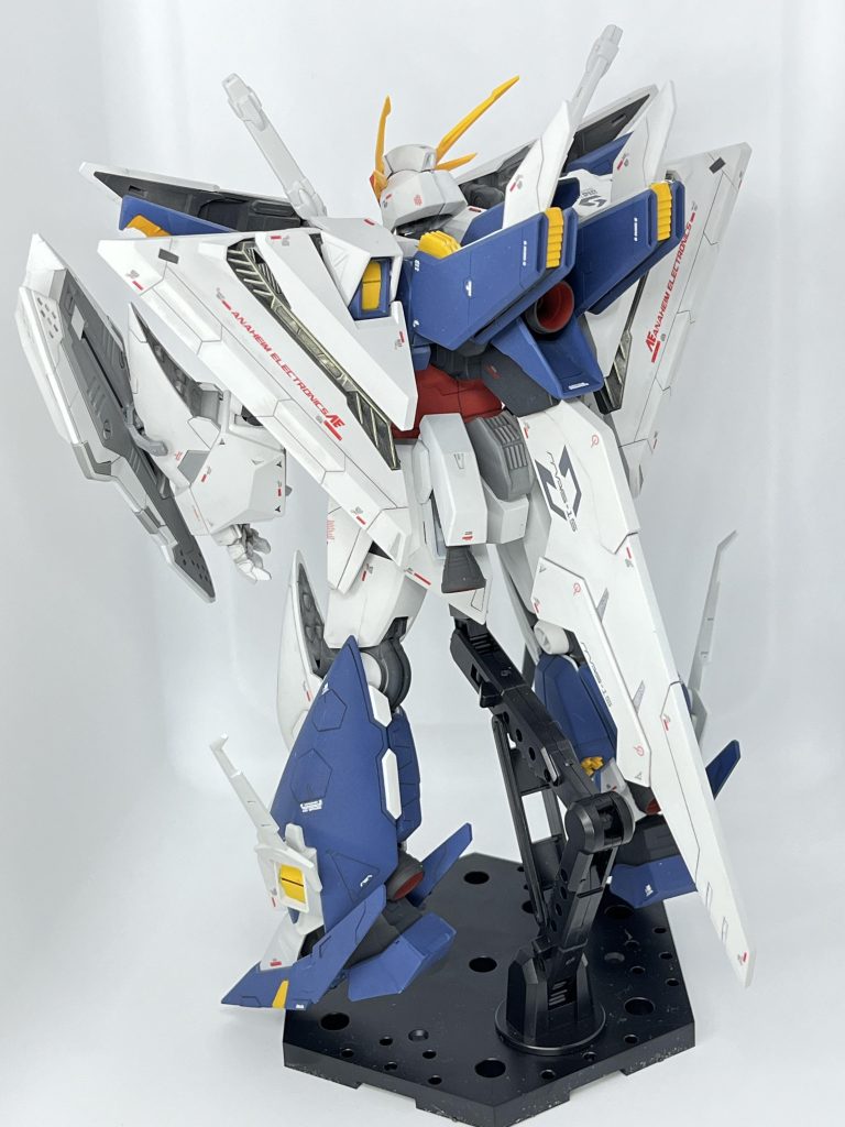 後ろはいろいろ改造。スタビライザーを1枚にして尻尾風にしました。腰部分をボリューム出しにバーニア追加。