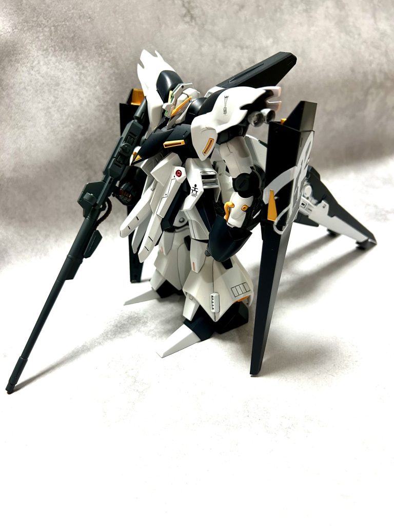 まず、腕の付け根部分同士がはまらない💧あちこち切ったり貼ったり削ったり接着したり、また外したり・・・。ロングライフルに部品を付けすぎて腕と腰の部分に干渉して持てなくなったので、外しました🤣カラフルな色の部品達を、全塗装しギャプランカラーに統一させると、やっと全体像が見えて来ました！試行錯誤の末、何とか完成させる事が出来ました👍