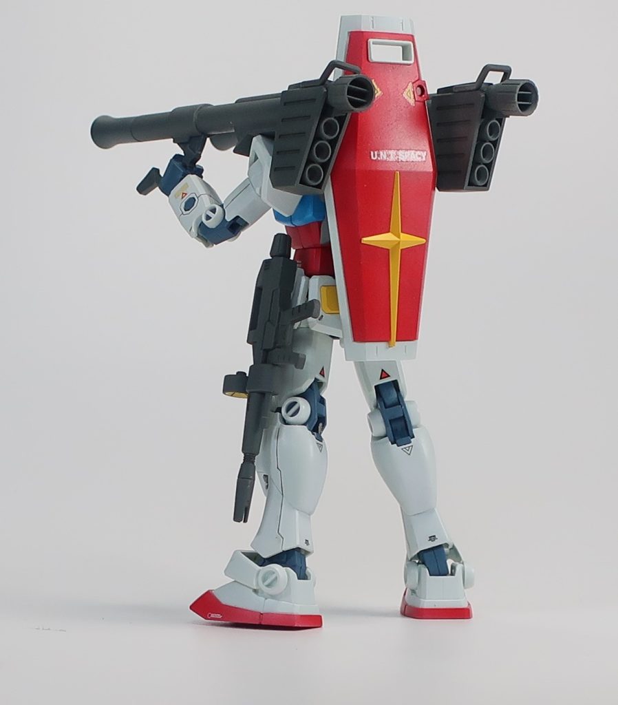 後背から。今気づきましたが、ライフルは右腰にマウントするべきでしたね…。