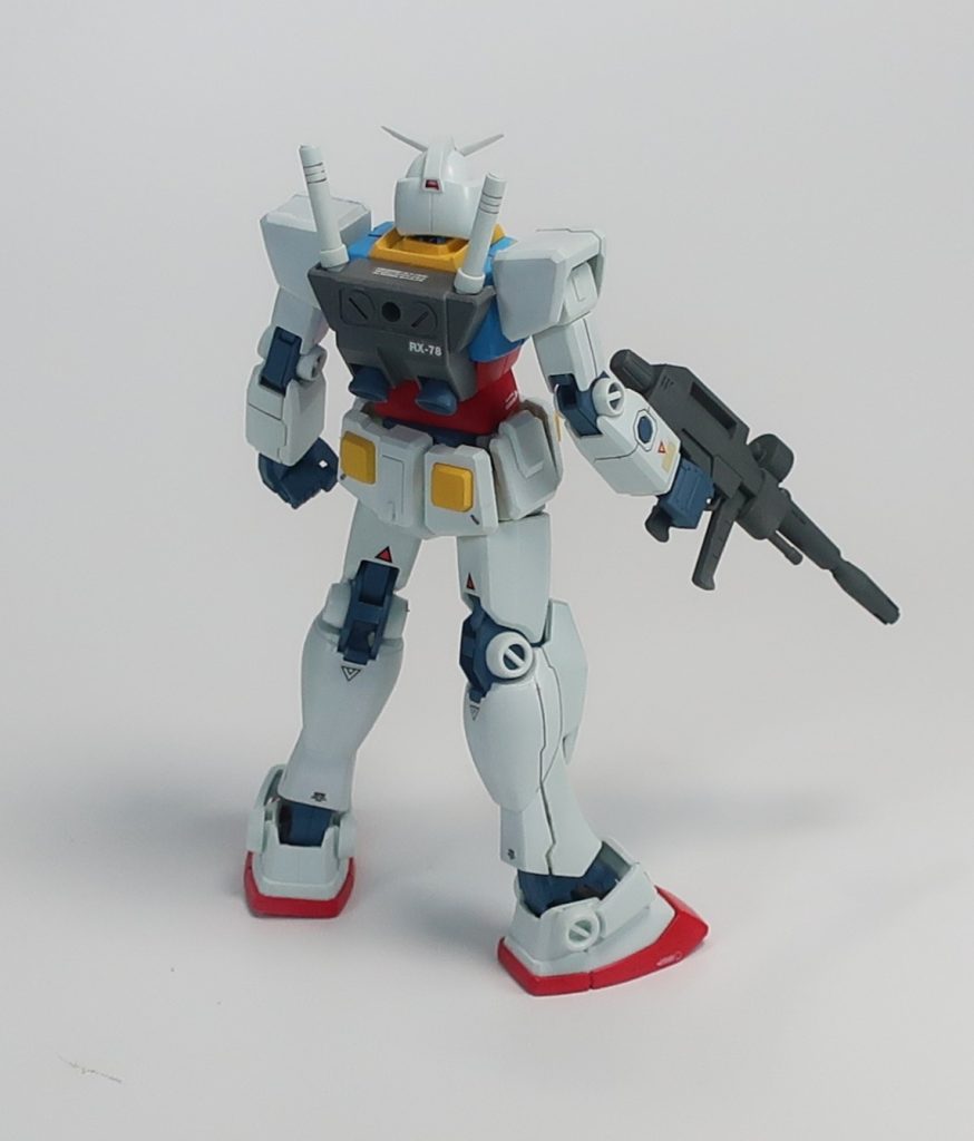 後背から。最近のMSから見れば控えめなランドセルです。ロボットが「飛ぶ」のではなく「ジャンプ」するというのもガンダムのリアリティを感じさせた要素だと思います。そして、見事な脚線美です。