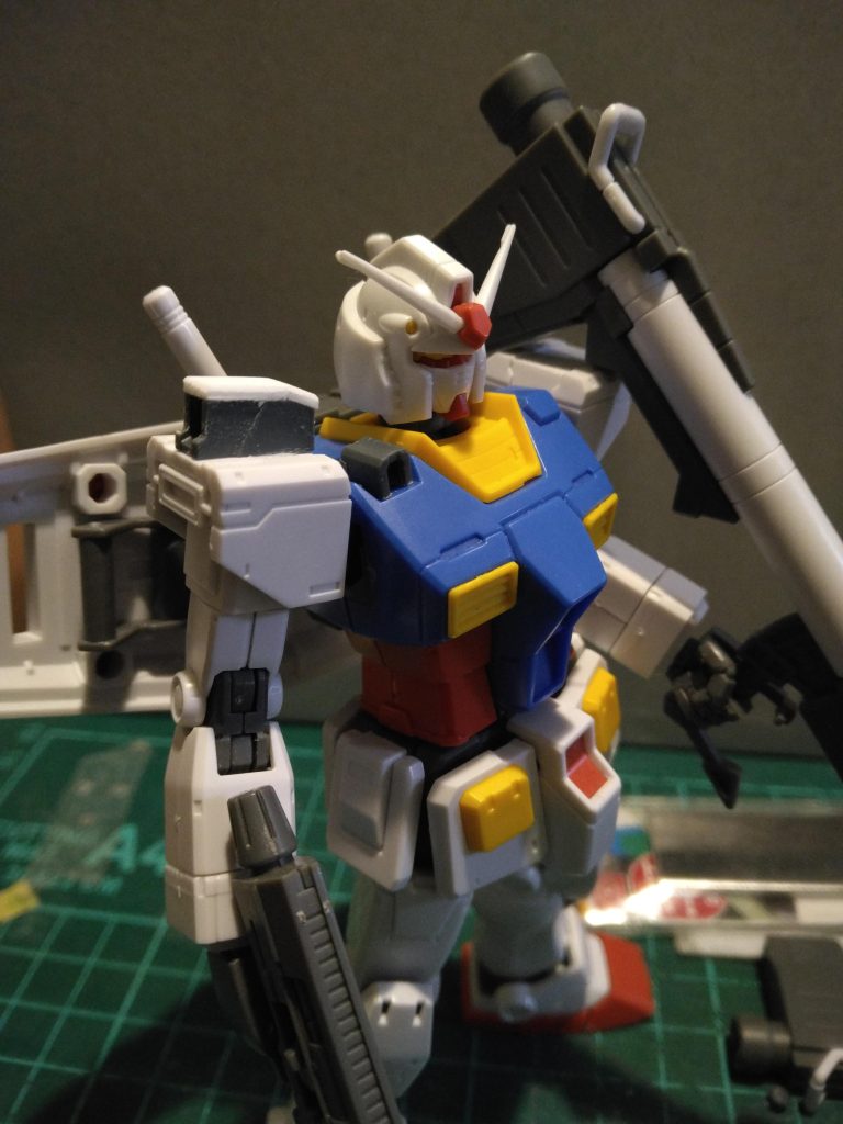 肩と胸部上のスラスター。