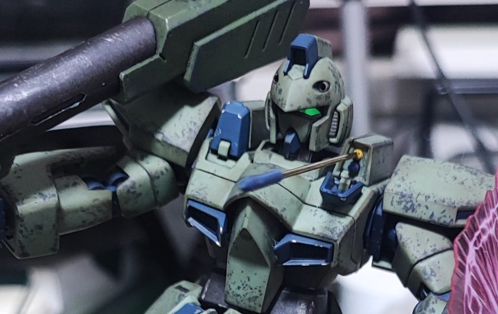 全体的に綿を使った煙を多用していますが、肩のマルチ・ランチャーの発射部分は真鍮線を使用したりグラデーション塗装をしたりとかなり微調整を繰り返した箇所になります。アニメの発射シーンも参考にしました。