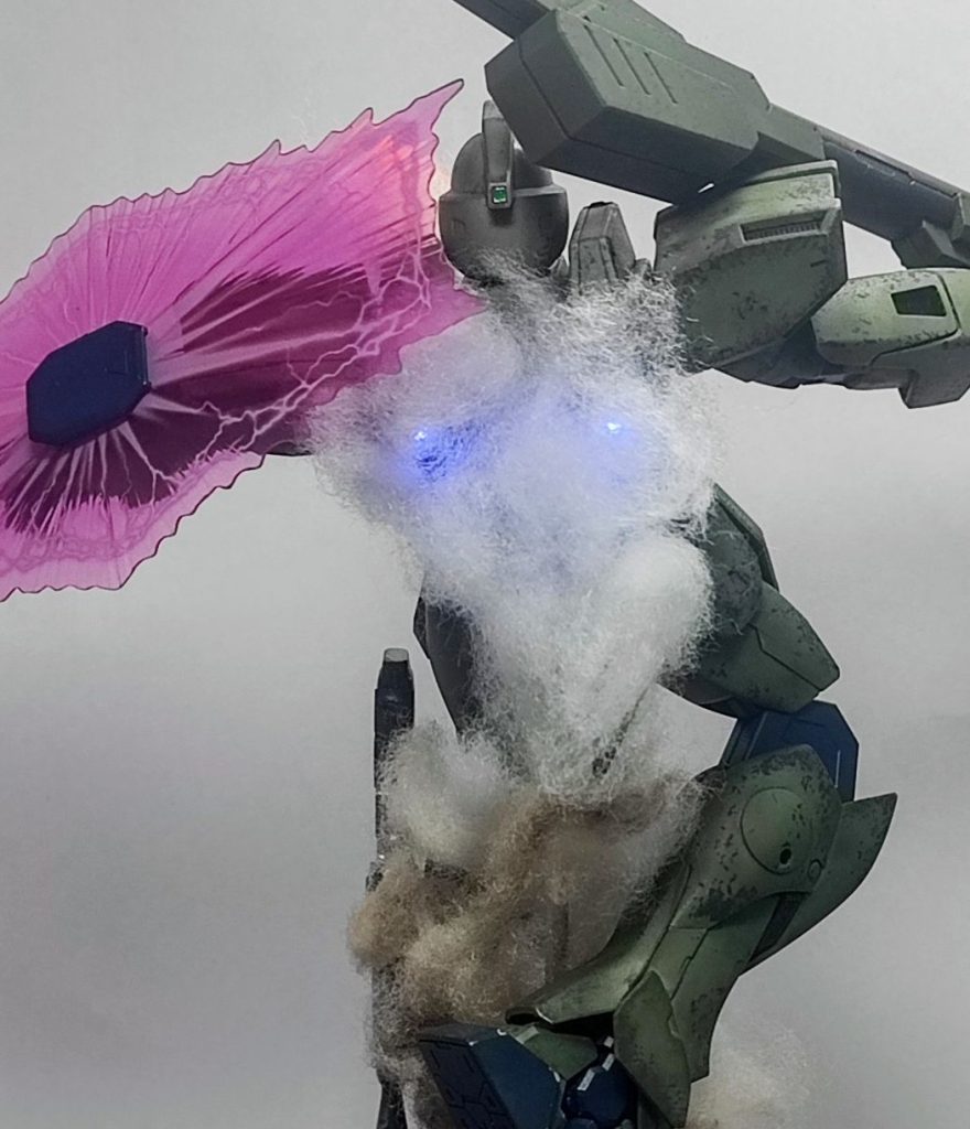 初のLEDの組み込みに挑戦しています。ツインアイとバーニアに灯せるようにボディに埋め込んでいます。