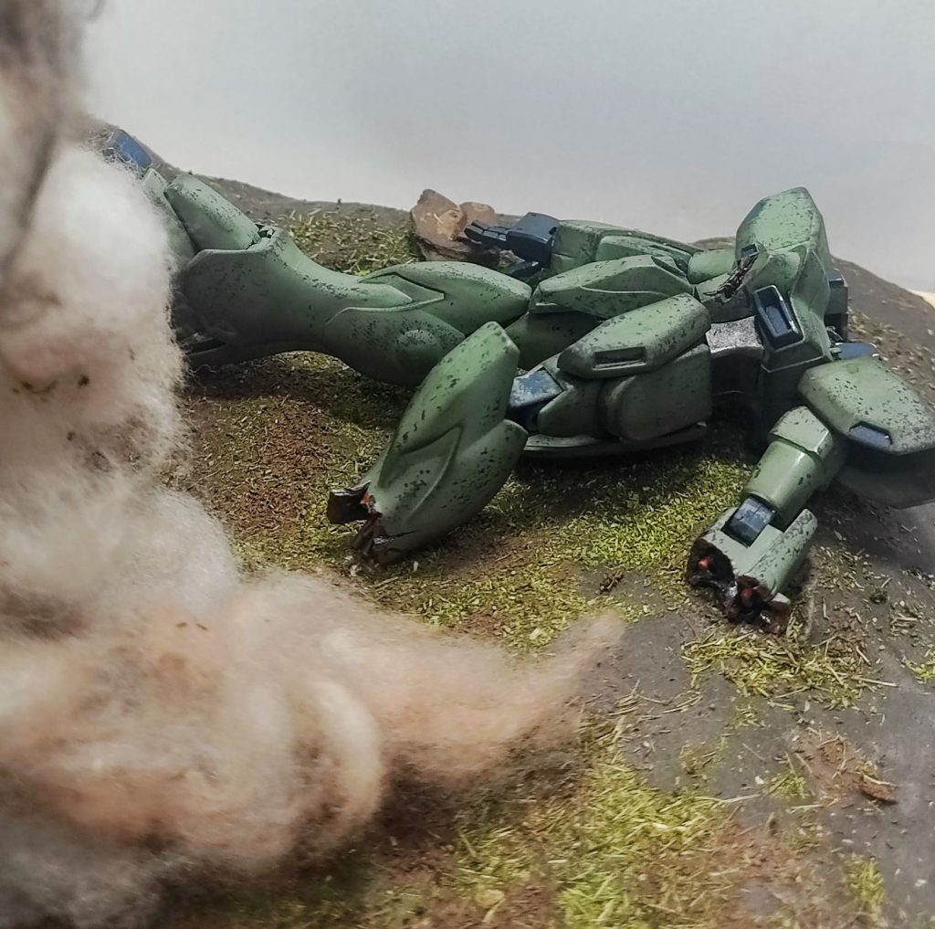 メインは1/100キットですが、後ろに配置したガンイージは旧キットの1/144スケールを使用しています。こんなにボロボロになってしまいましたが、合わせ目消しや全塗装を施した後に切断やウェザリングをして調整しています。塗装後かなり愛着が湧いていたのでかなり抵抗はありました。