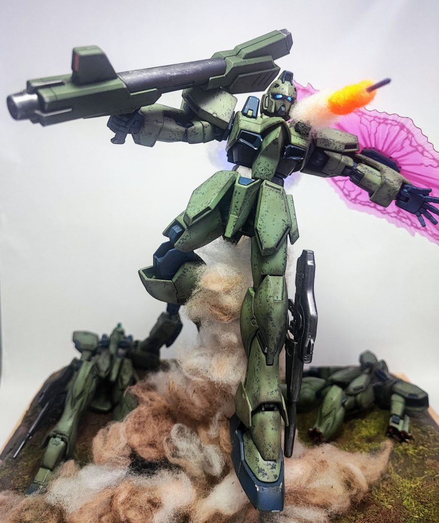 【作品について】昨年のGBWCの応募からウェザリング系の作品製作はそこまで多くはありませんでした。ただ、RE/100 ガンイージを入手できまして、前々から好きだったVガンダムを見直し、イメージが一気に湧き上がりそのテンションのまま完成までいきました。旧1/144ガンイージに関しましては、ガンダムベースがオープンする頃に2体購入してそのまま眠っていましたので、一緒に舞台に立たせることにしまして、構図的にはイメージ通りに組み上げることができました。昨年に引き続きGBWCへの応募は割と早めに出していたので、結果が待ち遠しかったですが無事に一次を突破できて本当に嬉しかったです!来年に向けてのイメージはできていませんが、これから手に入るキットでなにか意欲が出てくれば良いなと思っています。 こちらの機体について感想・コメントいただけますと幸いです!