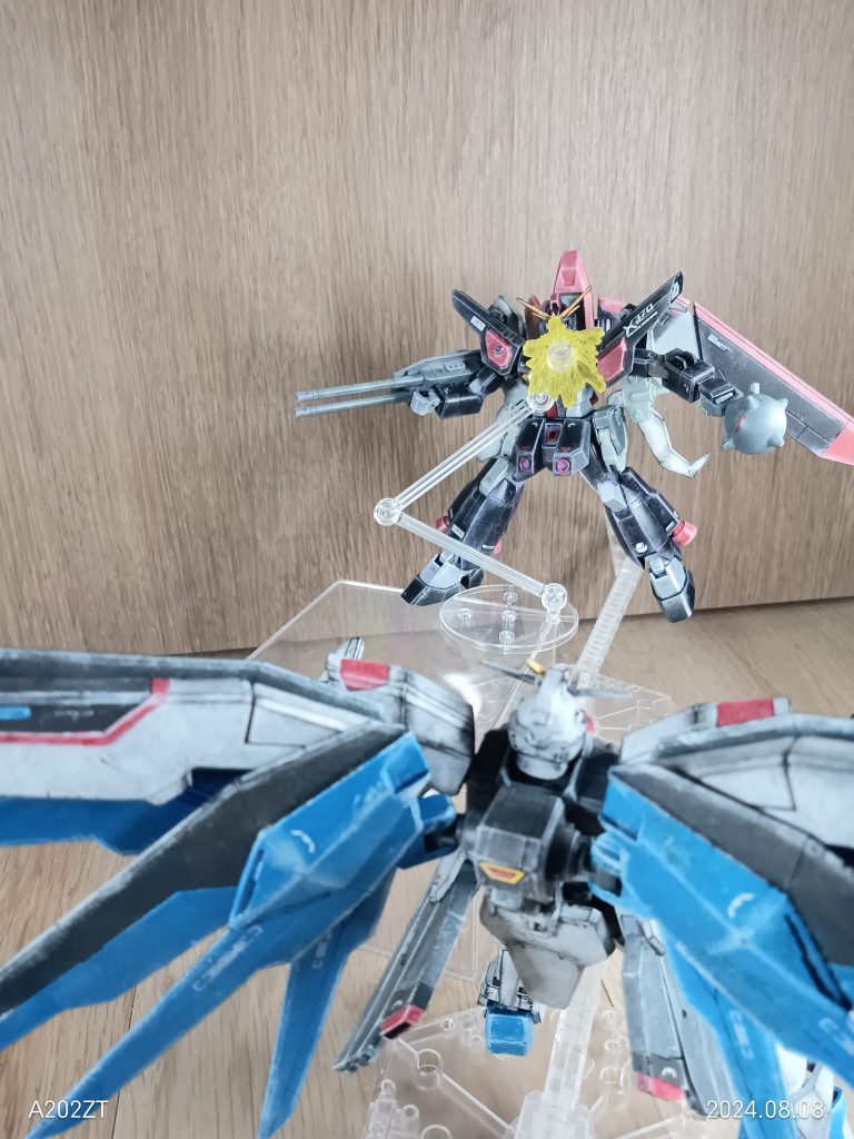 遂にレイダーの口から出るビーム砲「ツォーン」がフリーダムを捉えたかに見えたその瞬間ッ！まさにその瞬間に現れたのは！