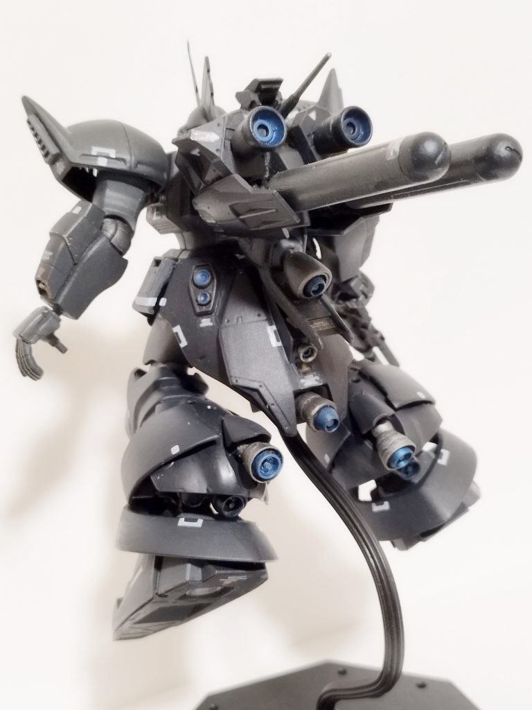 ③バックパックをオリジナルのものに変更④シールをペタペタ⑤脚部のバーニア部分を開閉式に変更 