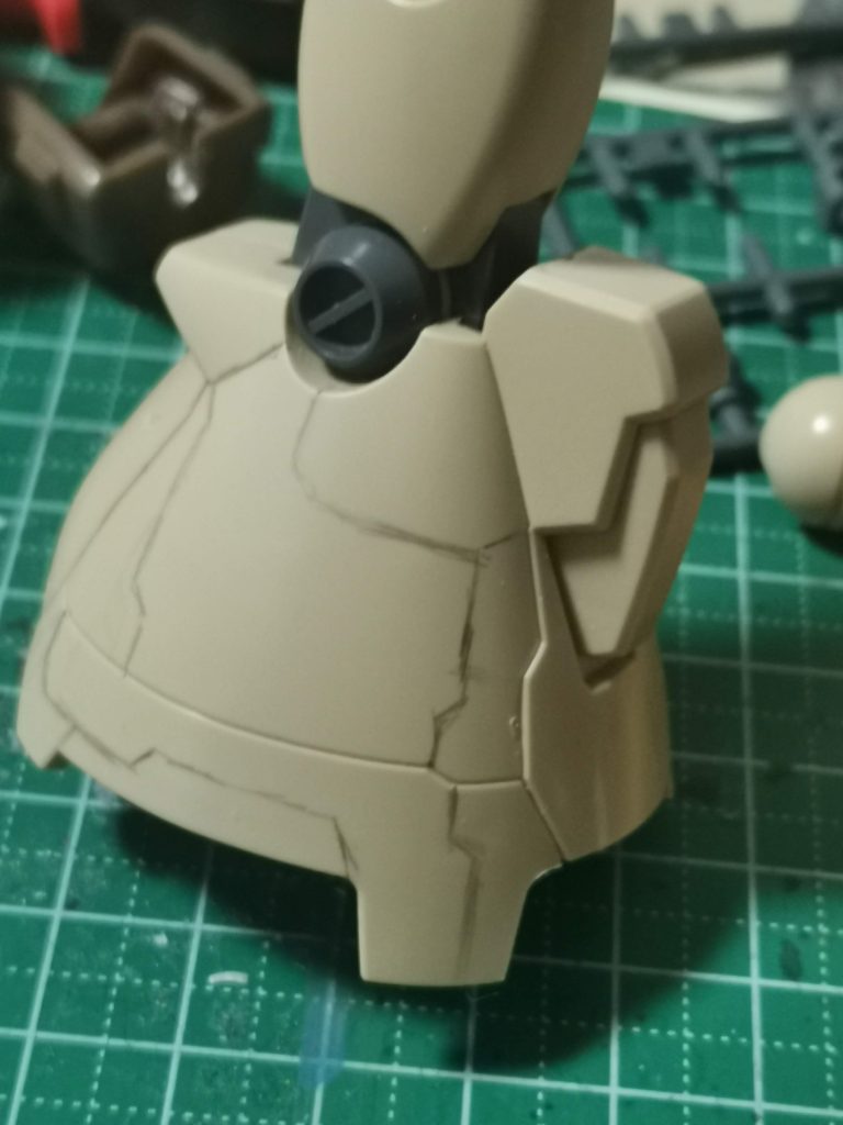 既存モールドのカドやパーツのカドを基準に追加モールドのラインを下書きします。デザイン案としてはガンスタやピンタレストを参考にしました。