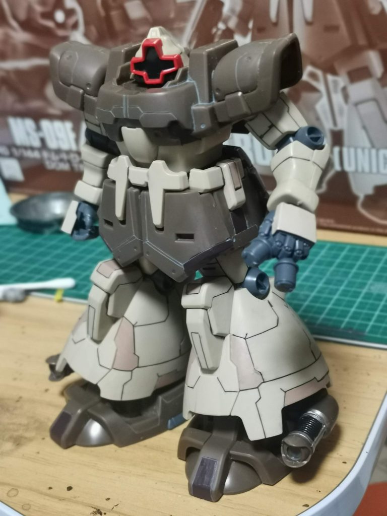 スミ入れします。※色が濃い部分のパーツって、どんな色でスミ入れするのかわかっていません💦部分塗装を施します。※成型色に近い色合いで調色しましたが、ちょっといまいち💦