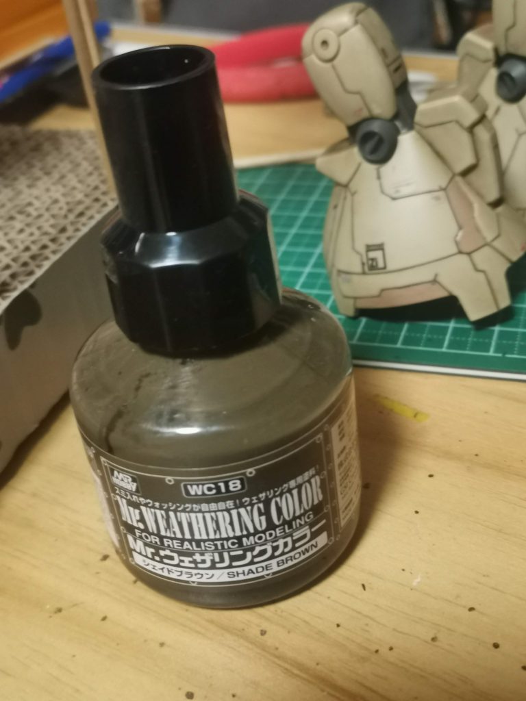 デカールを貼って、一旦つや消しスプレーでコーティングします。そのあと、ウェザリングカラーでウォッシングを施し、全体的なトーンを下げていきます。