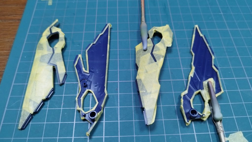 フルクロス部は、紺を塗ってからマスキングして塗り分けました