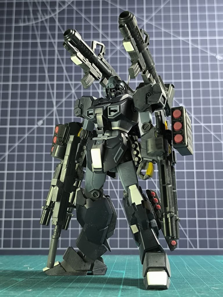 【工作内容】腹部で2mm延長。股関節軸2mm上に移動。肩アーマー位置1mm上に移動。前腕ビームガトリング接続のためユニコーンのパーツを移植。股間、膝頭、爪先にプラ板貼って少しボリュームアップしたつもり。バズは砲身を短く加工。ビームライフルも仕上げたけどこの装備では扱えないだろうと装備してない。ちなみにこの時の拳は金のユニコーンのものだけど最終的にはオリジンガンダムのもの。頭部アンテナはパチ組み当時折られて紛失したのでビルダーズパーツから。