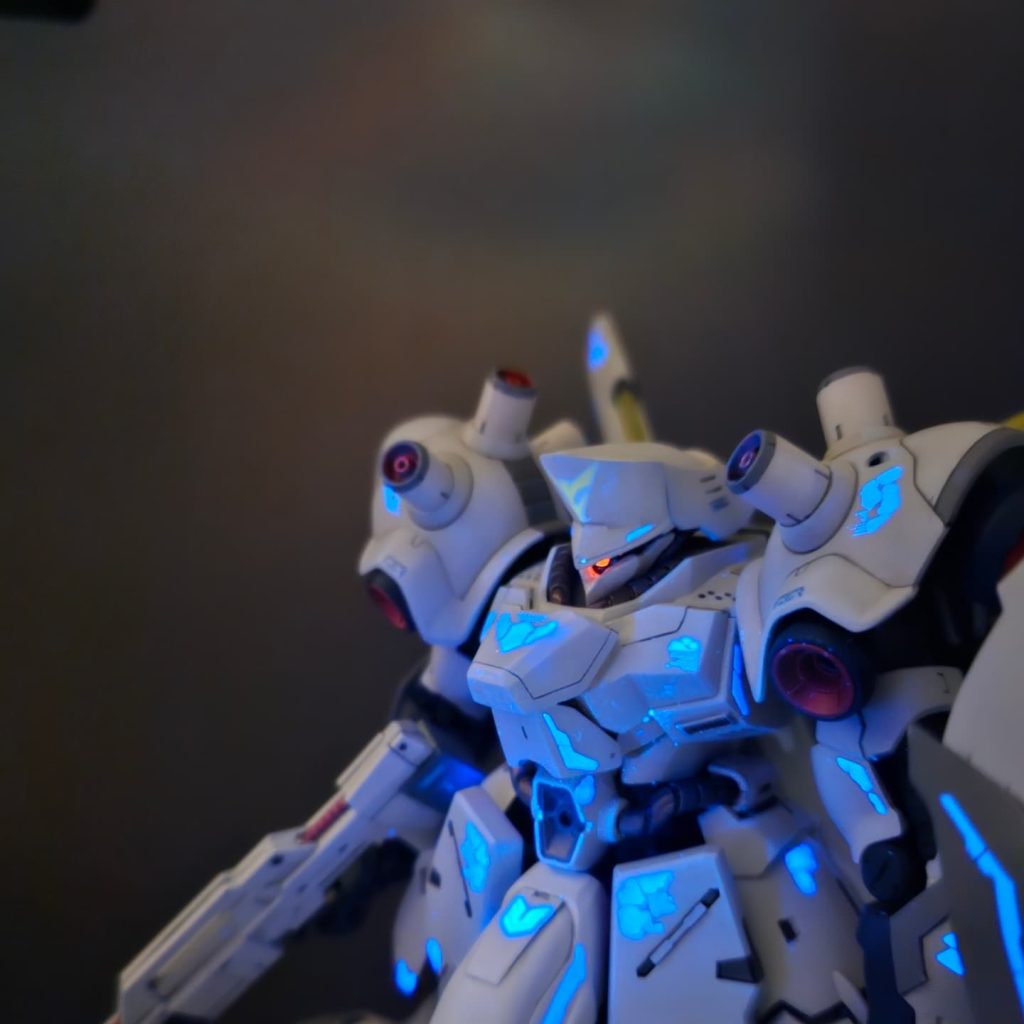 デカールはGMデカール、ホワイト&ネオンブルーを使用しました。(暗闇から現れるファントム感を出すため。)