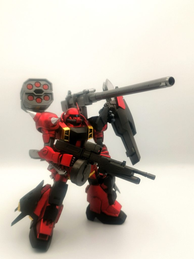 折りたたみキャノンはアーマード・コアのキットから拝借。メイン武装のマシンガンはコトブキヤ製のにグレネードとサブグリップを増設してます。