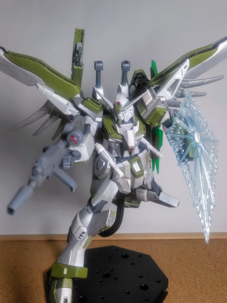 『ビルド ダイバーズ』に感化され「GBNでの妄想フォース」での使用イメージで作成 😂更に この時期はゲーム📺🎮『ガンダム ブレイカー 3』にハマっており ゲーム内でも再現する始末です 😏 『デスティニー ガンダム』の通常装備のビームライフル😊 序でにビームシールドも展開 😁