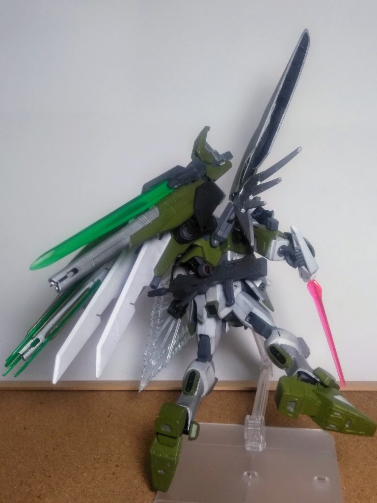 この子は妄想フォース『フル ブラスト』のリーダー『朱仁 狡(しゅじんこう)』の使用ガンプラと相成ります😋                       改造使用キットは 世界で一番大好きな「デスティニーガンダムが素体」 (見りゃ判るか💦)下半身は『∞ ジャスティス ガンダム』で構成です 😤💨💨 ハイ。定番のサーベル抜刀❗⚔️先ずは「デスティニーのサーベル 」から 👍タマには後ろから観てみましょう 😚